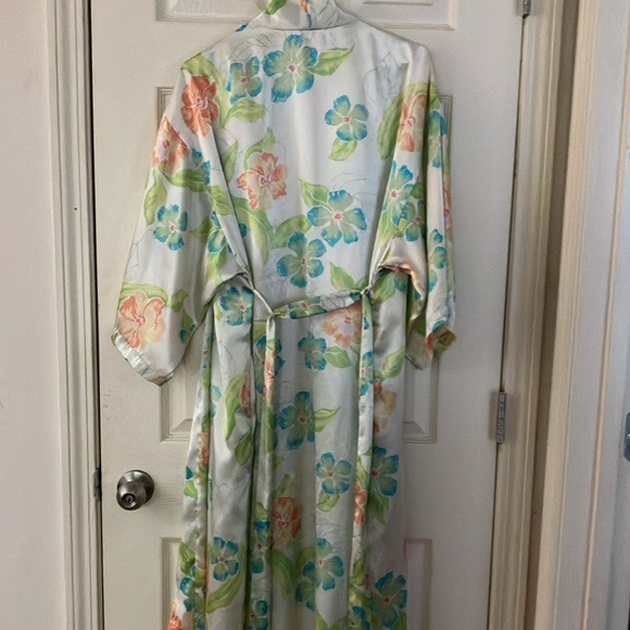Natori Floral Robe - Picture 3 of 4
